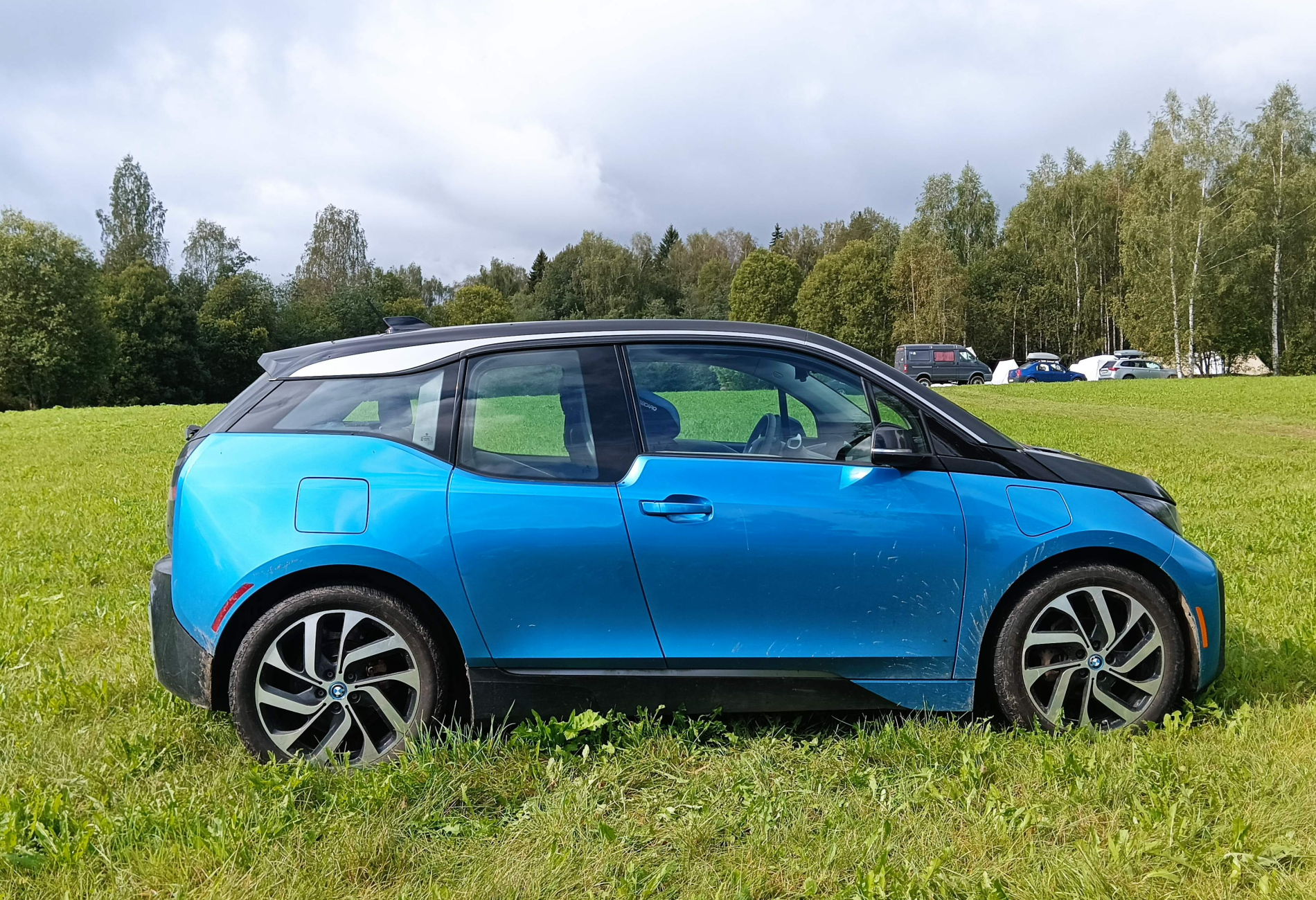 Аренда bmw i3 комфорт класса 2018 года в городе Москва Давыдково от 4800 руб./сутки, задний привод, двигатель: гибрид, объем 0.6 литров, ОСАГО (Мультидрайв), без водителя, недорого, вид 2 - RentRide