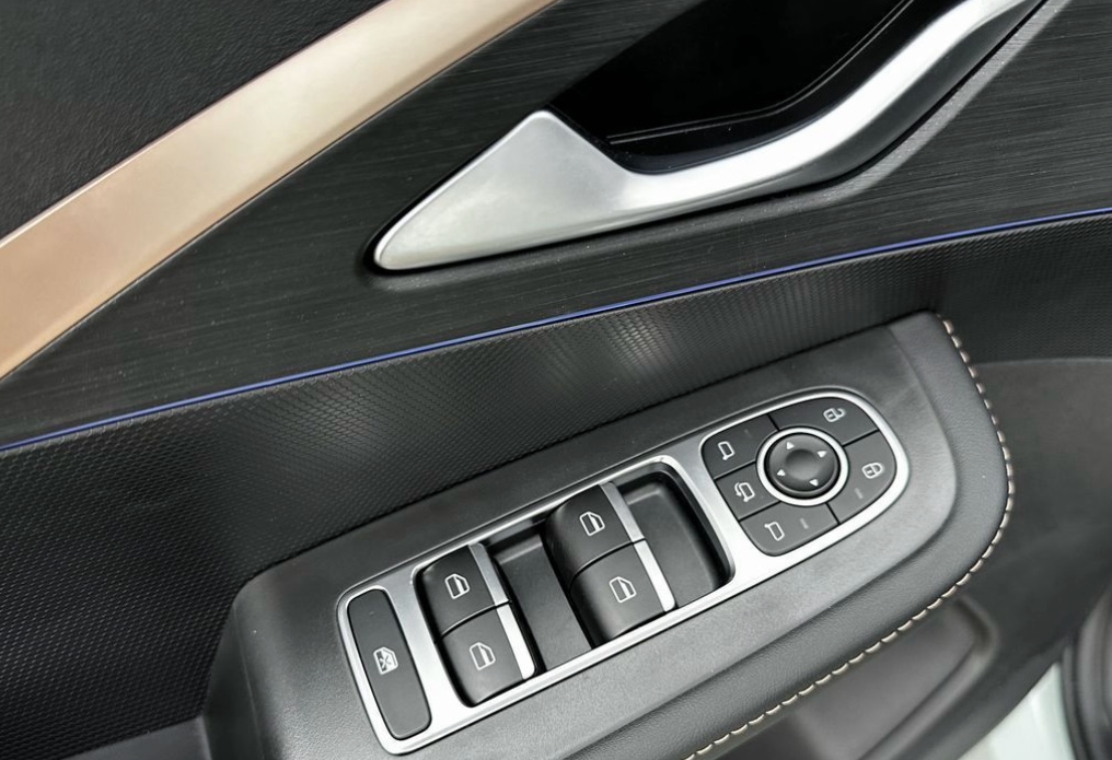 Аренда omoda c5 комфорт класса 2024 года в городе Москва от 4800 руб./сутки, передний привод, двигатель: бензин, объем 1.5 литров, ОСАГО (Мультидрайв), без водителя, недорого, вид 6 - RentRide