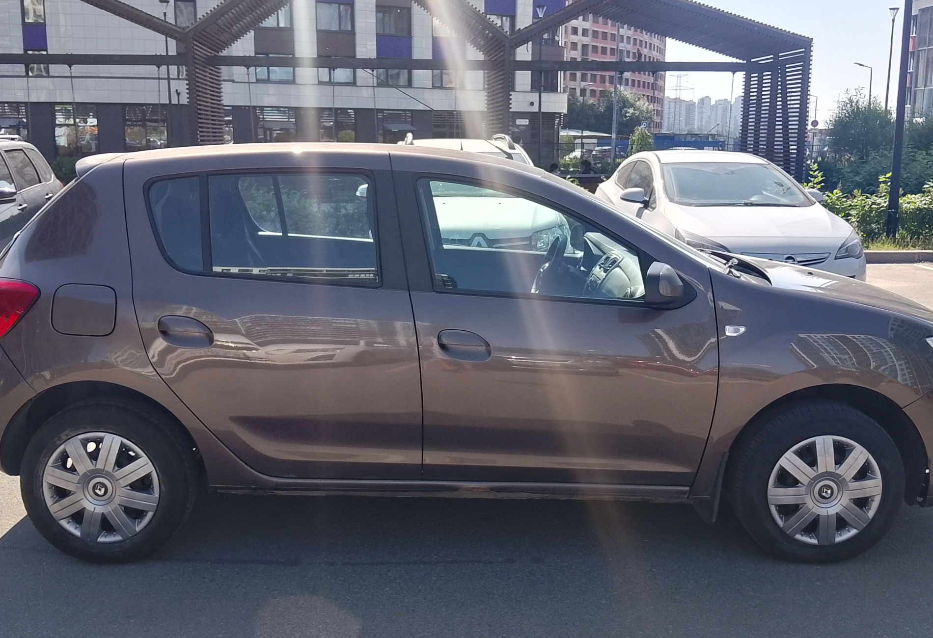 Аренда renault sandero эконом класса 2019 года в городе Москва от 1880 руб./сутки, передний привод, двигатель: бензин, объем 1.6 литров, ОСАГО (Впишу в полис), без водителя, недорого, вид 4 - RentRide