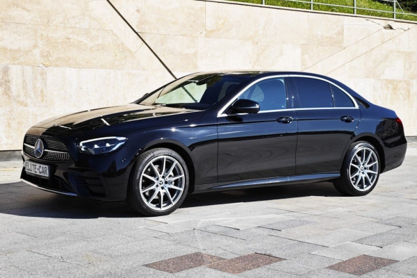 Прокат авто mercedes-benz e-klass бизнес класса 2022 года в городе Москва Проспект Вернадского от 10824 руб./сутки, полный привод, двигатель: дизель, объем 2 литра, каско (Мультидрайв), ОСАГО (Мультидрайв), без водителя, недорого - RentRide