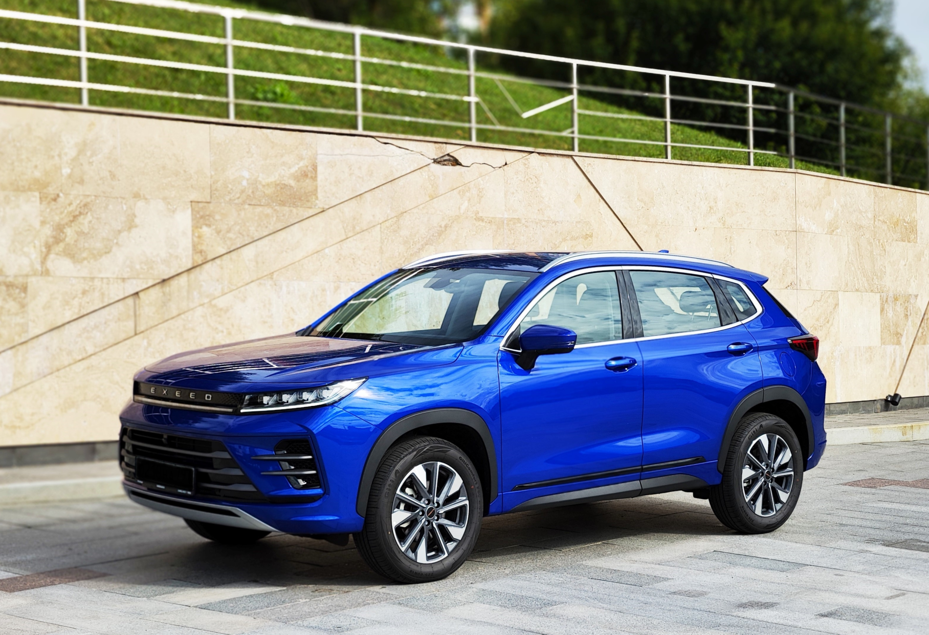 Аренда exeed lx комфорт класса 2023 года в городе Москва Мичуринский проспект от 5700 руб./сутки, передний привод, двигатель: бензин, объем 1.5 литров, ОСАГО (Впишу в полис), без водителя, недорого - RentRide