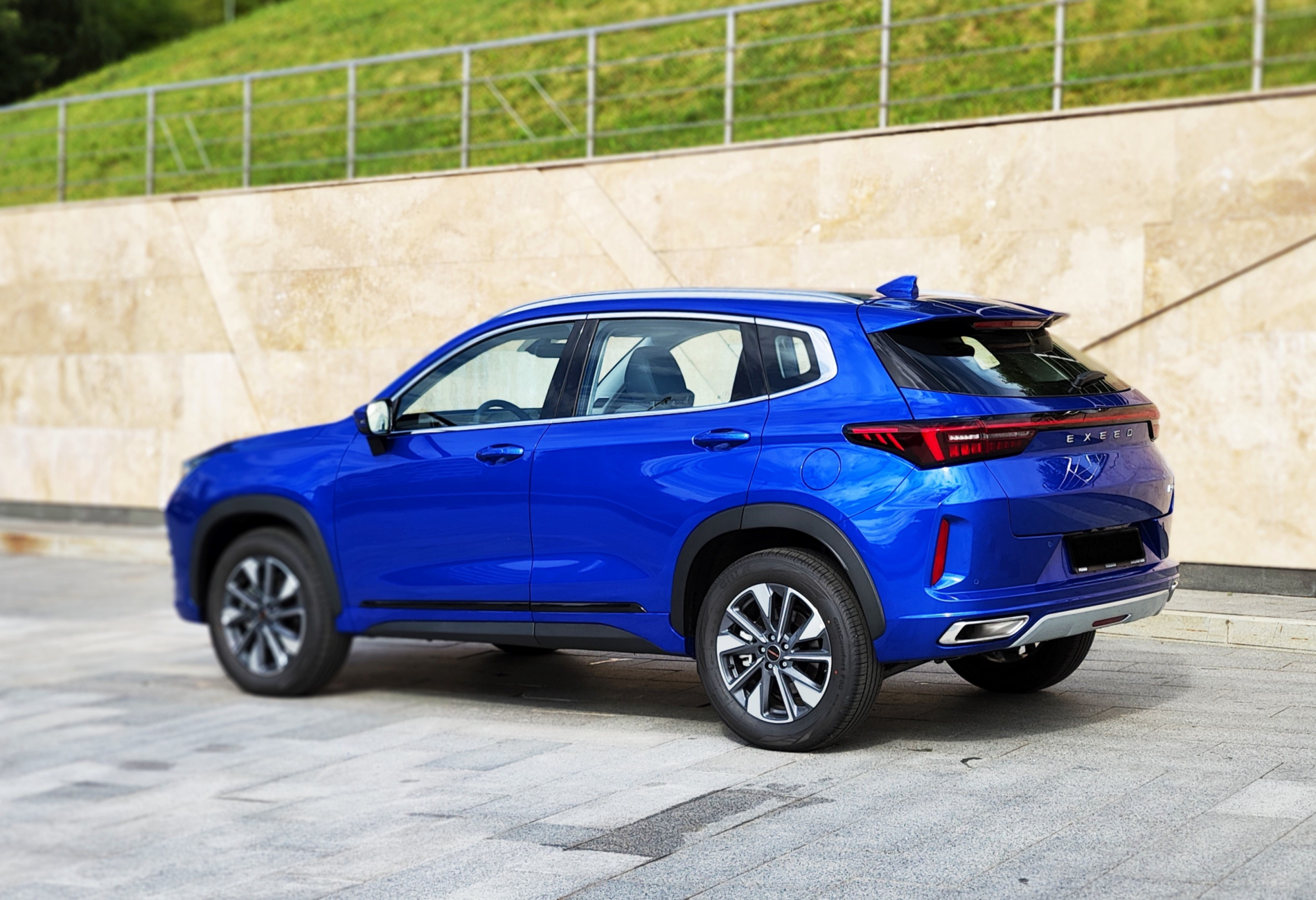 Аренда exeed lx комфорт класса 2023 года в городе Москва Мичуринский проспект от 5700 руб./сутки, передний привод, двигатель: бензин, объем 1.5 литров, ОСАГО (Впишу в полис), без водителя, недорого, вид 2 - RentRide