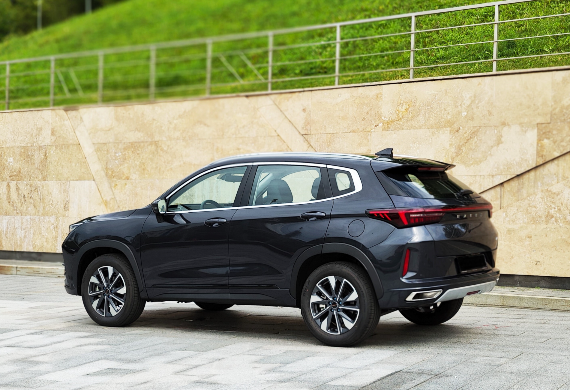 Аренда exeed lx комфорт класса 2023 года в городе Москва Мичуринский проспект от 5700 руб./сутки, передний привод, двигатель: бензин, объем 1.5 литров, ОСАГО (Мультидрайв), без водителя, недорого, вид 2 - RentRide