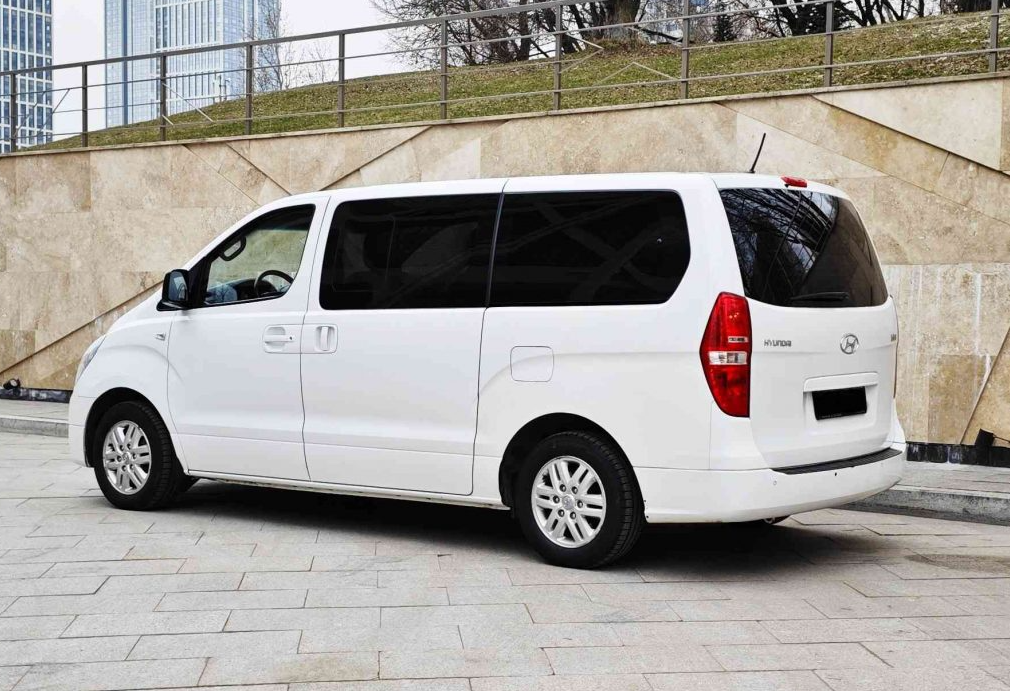 Аренда hyundai h-1 2018 года в городе Москва Проспект Вернадского от 7040 руб./сутки, задний привод, двигатель: дизель, объем 2.5 литров, каско (Мультидрайв), ОСАГО (Мультидрайв), без водителя, недорого, вид 2 - RentRide