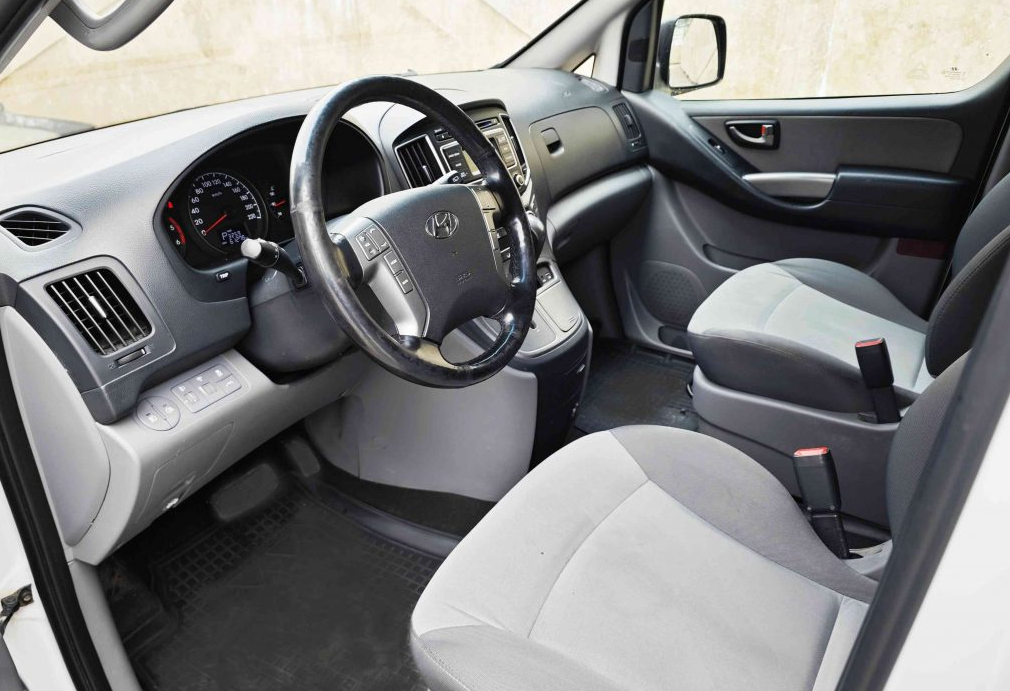 Аренда hyundai h-1 2018 года в городе Москва Проспект Вернадского от 7040 руб./сутки, задний привод, двигатель: дизель, объем 2.5 литров, каско (Мультидрайв), ОСАГО (Мультидрайв), без водителя, недорого, вид 3 - RentRide