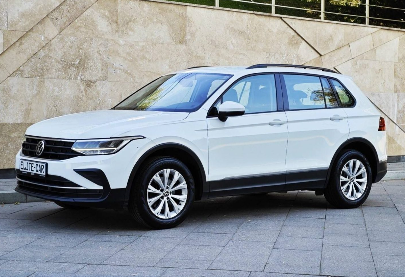 Аренда volkswagen tiguan комфорт класса 2021 года в городе Москва Проспект Вернадского от 5632 руб./сутки, передний привод, двигатель: бензин, объем 1.4 литра, каско (Мультидрайв), ОСАГО (Мультидрайв), без водителя, недорого - RentRide