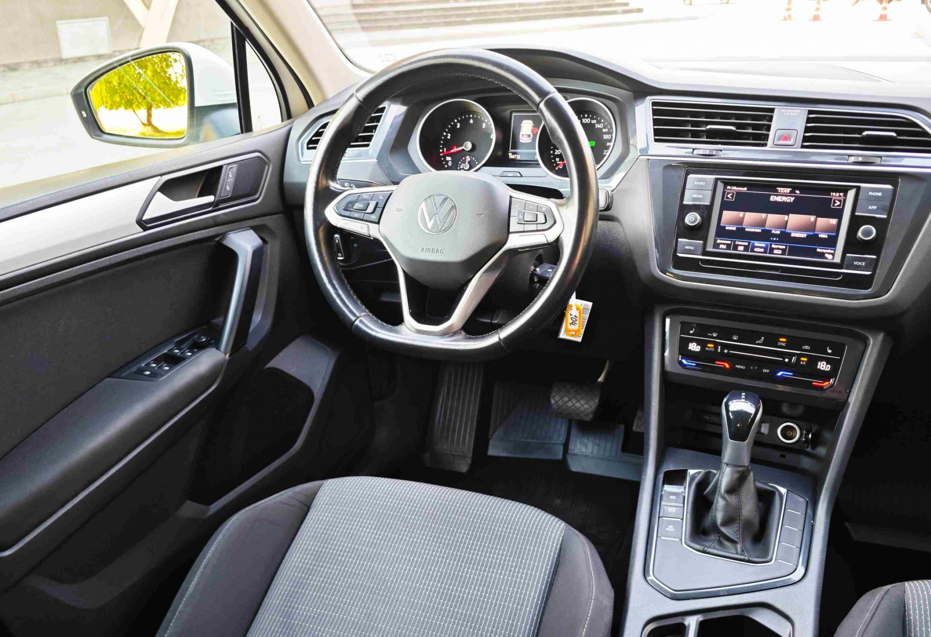 Аренда volkswagen tiguan бизнес класса 2021 года в городе Москва Проспект Вернадского от 5632 руб./сутки, передний привод, двигатель: бензин, объем 1.4 литра, каско (Мультидрайв), ОСАГО (Мультидрайв), без водителя, недорого, вид 2 - RentRide