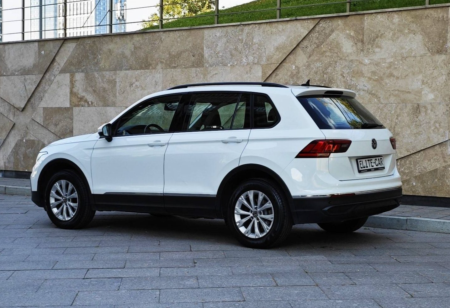 Аренда volkswagen tiguan бизнес класса 2021 года в городе Москва Проспект Вернадского от 5632 руб./сутки, передний привод, двигатель: бензин, объем 1.4 литра, каско (Мультидрайв), ОСАГО (Мультидрайв), без водителя, недорого, вид 3 - RentRide