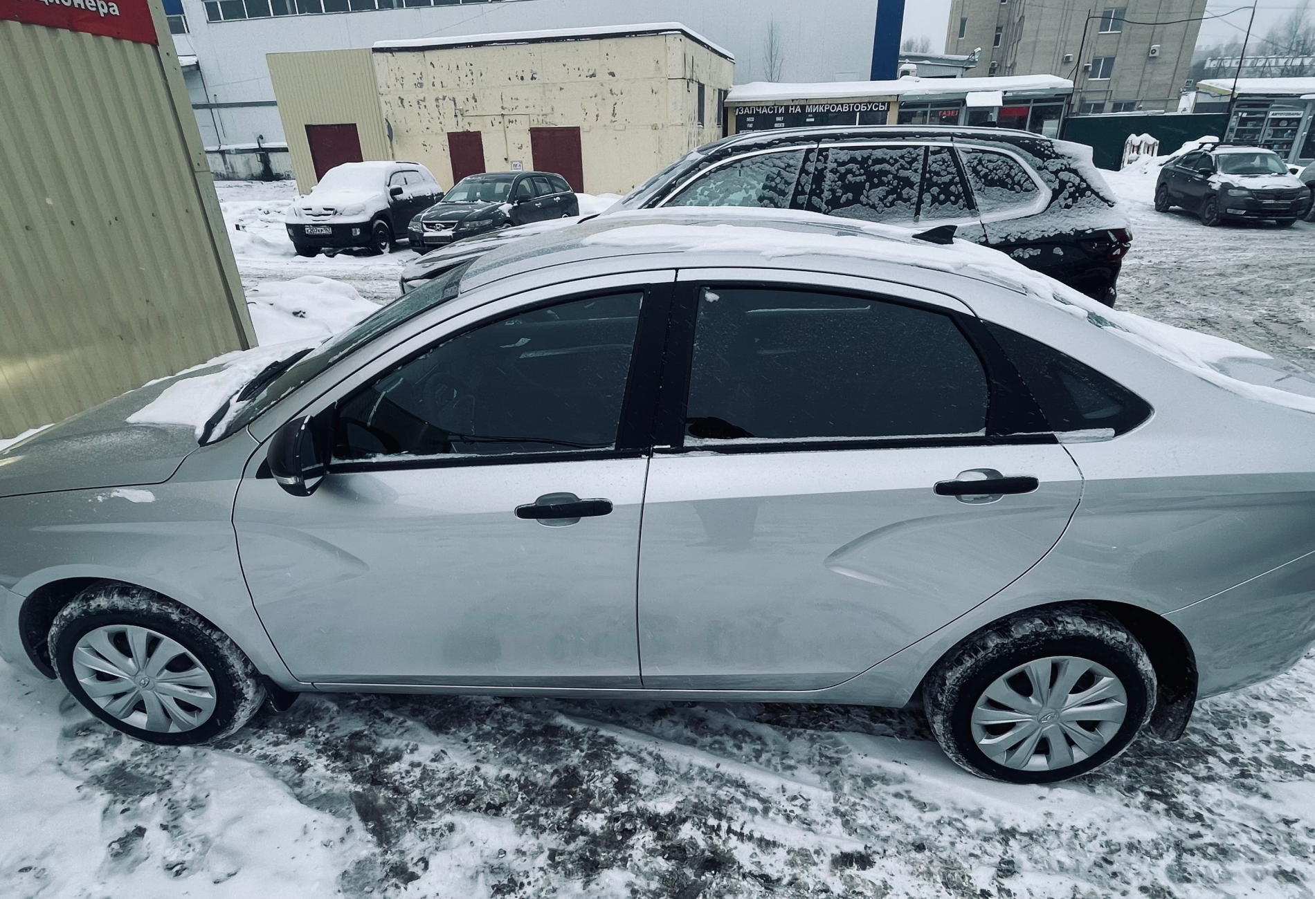 Аренда lada vesta эконом класса 2025 года в городе Москва Автово от 2160 руб./сутки, передний привод, двигатель: бензин, объем 1.6 литров, каско (Мультидрайв), ОСАГО (Мультидрайв), без водителя, недорого, вид 2 - RentRide