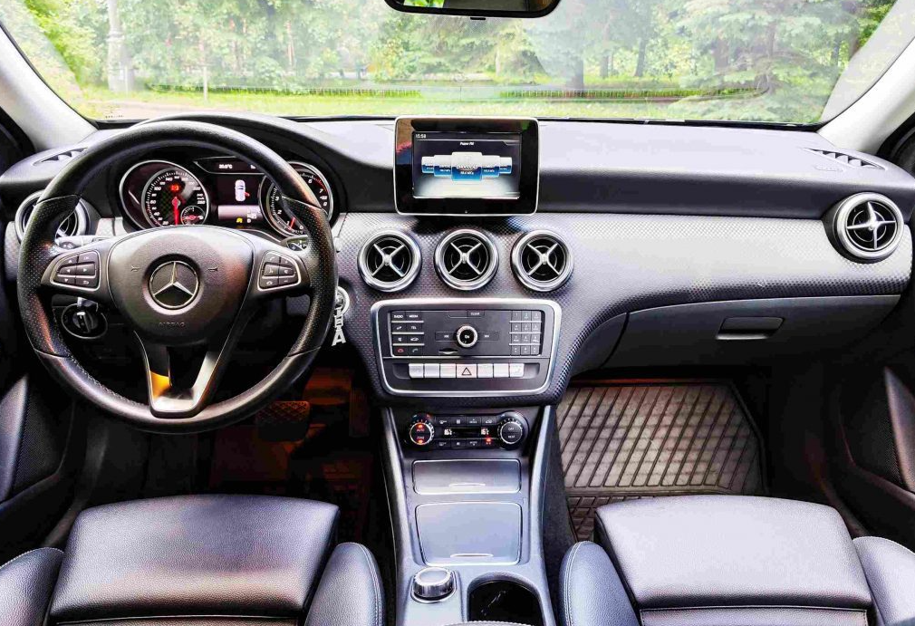 Аренда mercedes-benz a-klass комфорт класса 2017 года в городе Москва Проспект Вернадского от 4576 руб./сутки, передний привод, двигатель: бензин, объем 1.6 литров, каско (Мультидрайв), ОСАГО (Мультидрайв), без водителя, недорого, вид 3 - RentRide