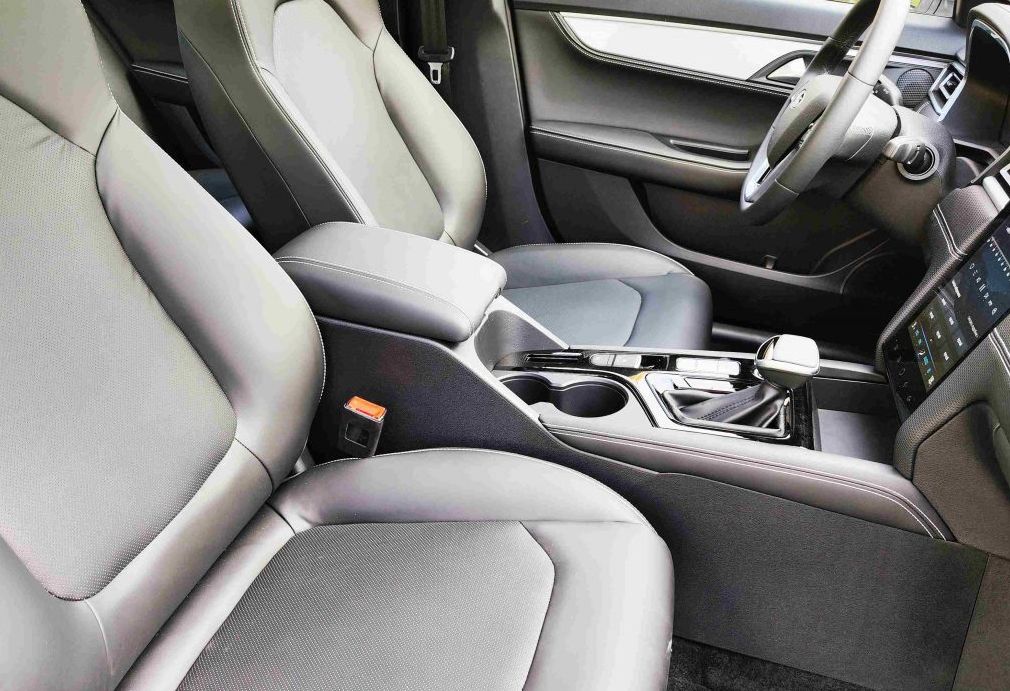 Аренда jac j7 комфорт класса 2023 года в городе Москва Проспект Вернадского от 4400 руб./сутки, передний привод, двигатель: бензин, объем 1.5 литров, каско (Мультидрайв), ОСАГО (Мультидрайв), без водителя, недорого, вид 4 - RentRide