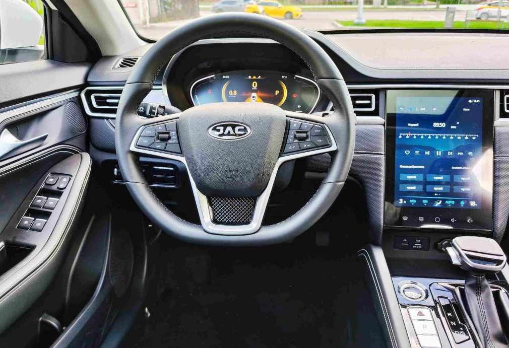 Аренда jac j7 комфорт класса 2023 года в городе Москва Проспект Вернадского от 4400 руб./сутки, передний привод, двигатель: бензин, объем 1.5 литров, каско (Мультидрайв), ОСАГО (Мультидрайв), без водителя, недорого, вид 3 - RentRide