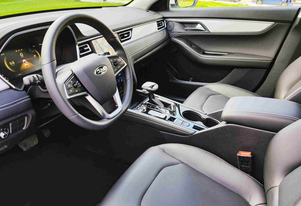 Аренда jac j7 комфорт класса 2023 года в городе Москва Проспект Вернадского от 4400 руб./сутки, передний привод, двигатель: бензин, объем 1.5 литров, каско (Мультидрайв), ОСАГО (Мультидрайв), без водителя, недорого, вид 2 - RentRide