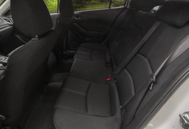 Аренда mazda 3 комфорт класса 2017 года в городе Москва Мичуринский проспект от 3432 руб./сутки, передний привод, двигатель: бензин, объем 1.5 литров, каско (Мультидрайв), ОСАГО (Мультидрайв), без водителя, недорого, вид 4 - RentRide