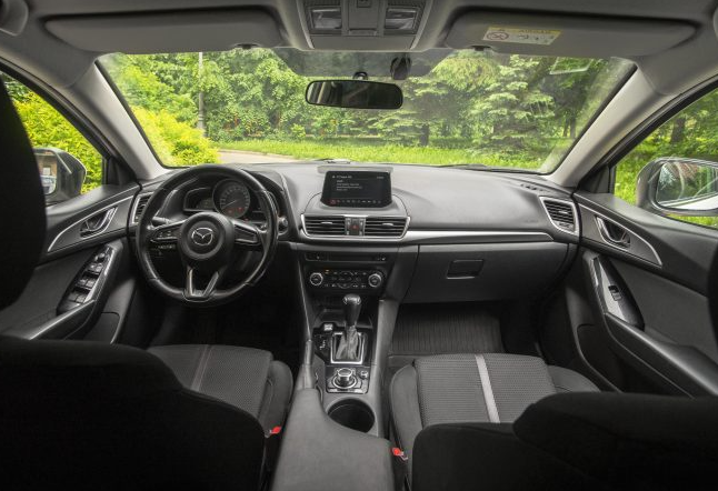 Аренда mazda 3 комфорт класса 2017 года в городе Москва Мичуринский проспект от 3432 руб./сутки, передний привод, двигатель: бензин, объем 1.5 литров, каско (Мультидрайв), ОСАГО (Мультидрайв), без водителя, недорого, вид 3 - RentRide