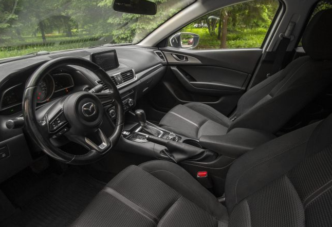 Аренда mazda 3 комфорт класса 2017 года в городе Москва Мичуринский проспект от 3432 руб./сутки, передний привод, двигатель: бензин, объем 1.5 литров, каско (Мультидрайв), ОСАГО (Мультидрайв), без водителя, недорого, вид 2 - RentRide