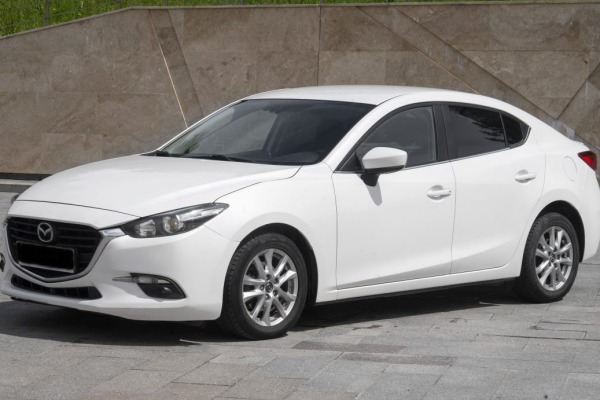 Прокат авто mazda 3 комфорт класса 2017 года в городе Москва Мичуринский проспект от 3432 руб./сутки, передний привод, двигатель: бензин, объем 1.5 литров, каско (Мультидрайв), ОСАГО (Мультидрайв), без водителя, недорого - RentRide