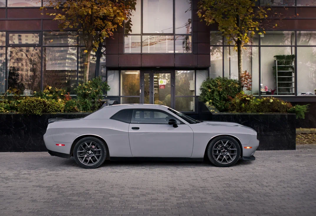 Аренда dodge challenger премиум класса 2019 года в городе Москва Автозаводская от 17600 руб./сутки, задний привод, двигатель: бензин, объем 6.4 литра, каско (Мультидрайв), ОСАГО (Мультидрайв), без водителя, недорого, вид 2 - RentRide