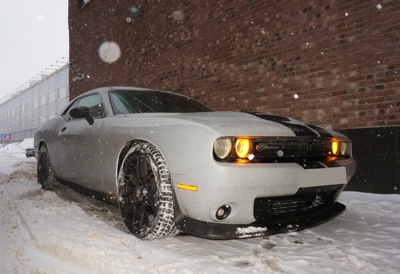 Аренда dodge challenger премиум класса 2019 года в городе Москва Автозаводская от 17600 руб./сутки, задний привод, двигатель: бензин, объем 6.4 литра, каско (Мультидрайв), ОСАГО (Мультидрайв), без водителя, недорого, вид 2 - RentRide