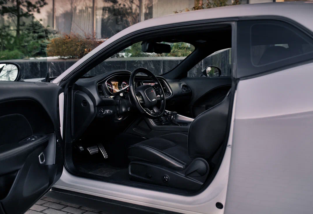 Аренда dodge challenger премиум класса 2019 года в городе Москва Автозаводская от 17600 руб./сутки, задний привод, двигатель: бензин, объем 6.4 литра, каско (Мультидрайв), ОСАГО (Мультидрайв), без водителя, недорого, вид 9 - RentRide