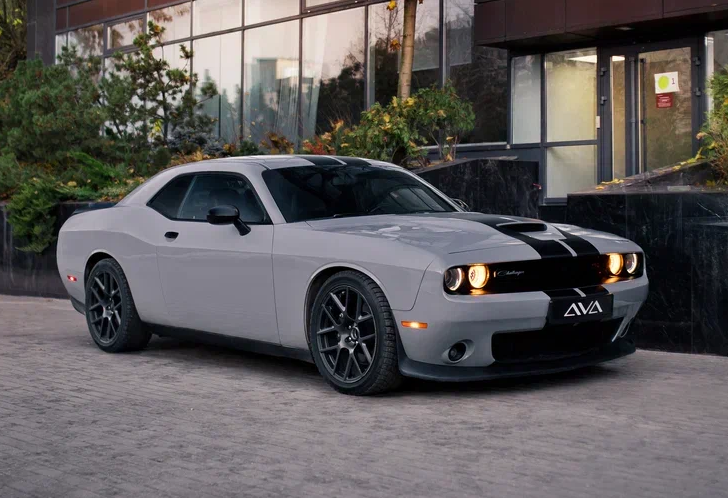 Аренда dodge challenger премиум класса 2019 года в городе Москва Автозаводская от 17600 руб./сутки, задний привод, двигатель: бензин, объем 6.4 литра, каско (Мультидрайв), ОСАГО (Мультидрайв), без водителя, недорого - RentRide