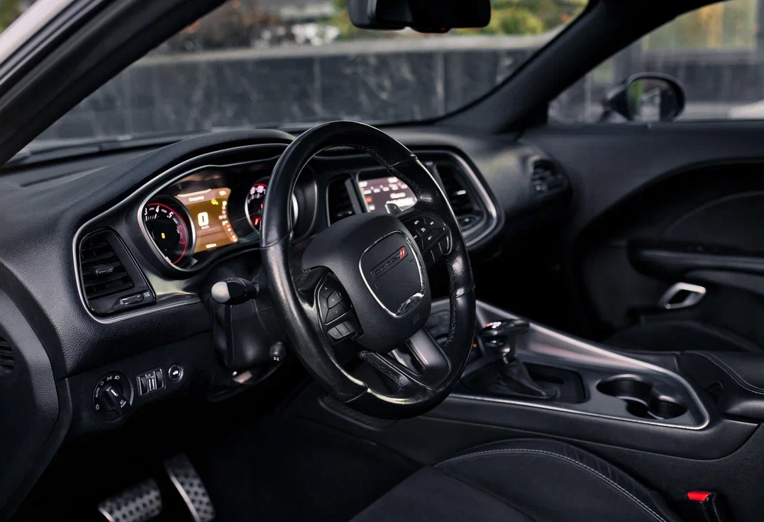 Аренда dodge challenger премиум класса 2019 года в городе Москва Автозаводская от 17600 руб./сутки, задний привод, двигатель: бензин, объем 6.4 литра, каско (Мультидрайв), ОСАГО (Мультидрайв), без водителя, недорого, вид 10 - RentRide