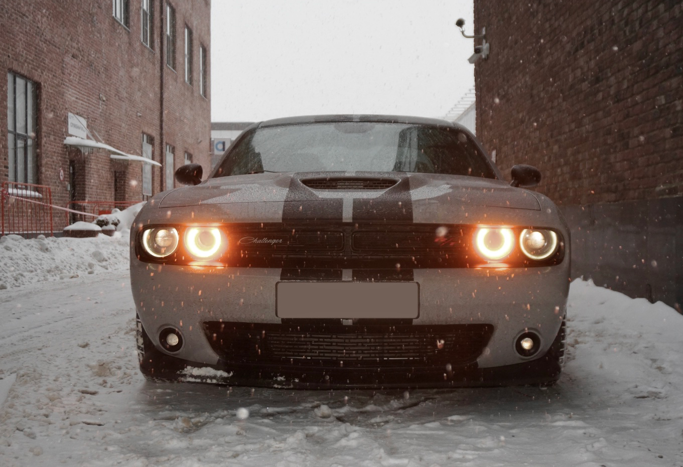 Аренда dodge challenger премиум класса 2019 года в городе Москва Автозаводская от 17600 руб./сутки, задний привод, двигатель: бензин, объем 6.4 литра, каско (Мультидрайв), ОСАГО (Мультидрайв), без водителя, недорого - RentRide