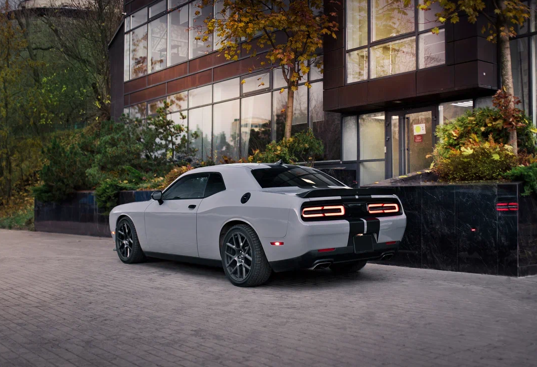 Аренда dodge challenger премиум класса 2019 года в городе Москва Автозаводская от 17600 руб./сутки, задний привод, двигатель: бензин, объем 6.4 литра, каско (Мультидрайв), ОСАГО (Мультидрайв), без водителя, недорого, вид 5 - RentRide
