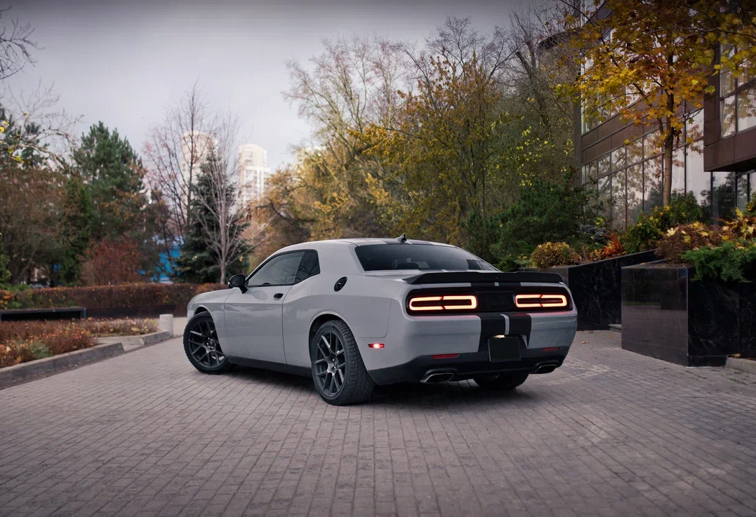 Аренда dodge challenger премиум класса 2019 года в городе Москва Автозаводская от 17600 руб./сутки, задний привод, двигатель: бензин, объем 6.4 литра, каско (Мультидрайв), ОСАГО (Мультидрайв), без водителя, недорого, вид 7 - RentRide