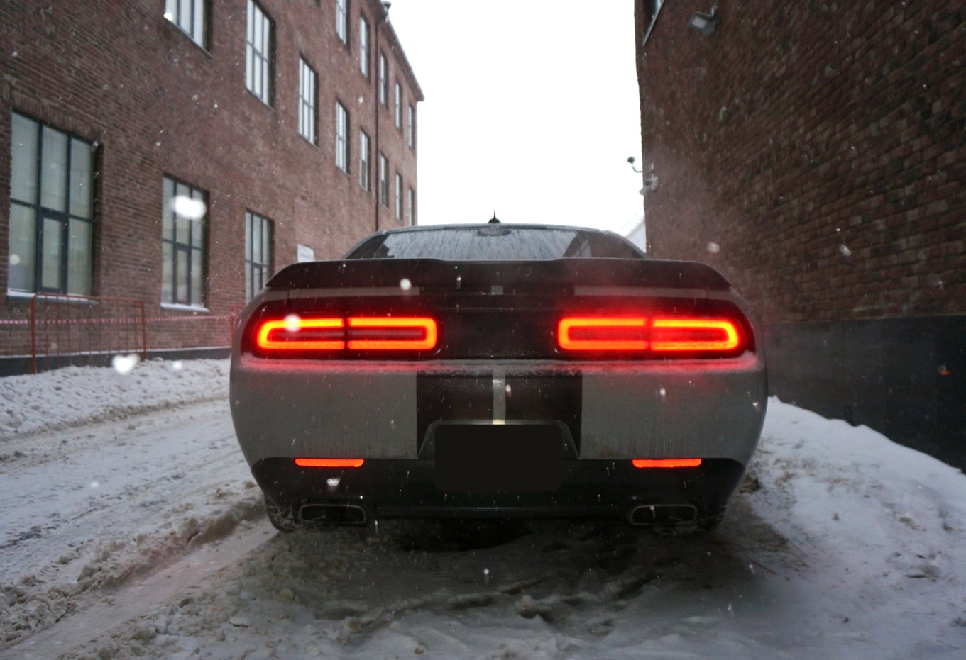 Аренда dodge challenger премиум класса 2019 года в городе Москва Автозаводская от 17600 руб./сутки, задний привод, двигатель: бензин, объем 6.4 литра, каско (Мультидрайв), ОСАГО (Мультидрайв), без водителя, недорого, вид 5 - RentRide