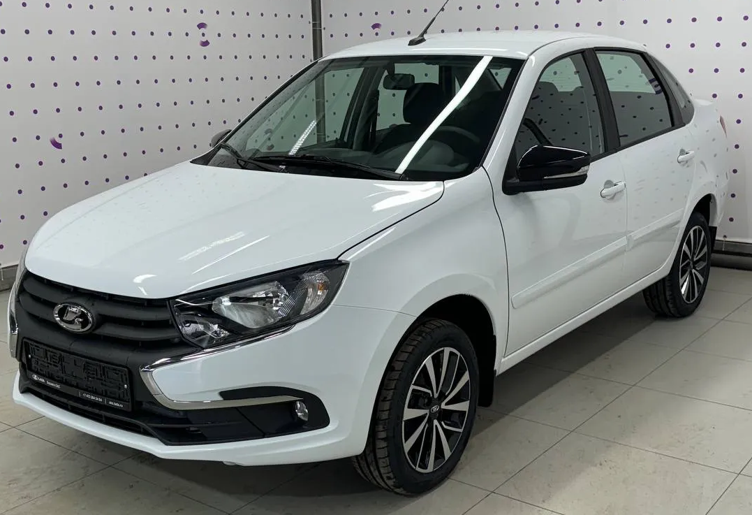 Аренда lada granta эконом класса 2025 года в городе Москва Площадь Ленина от 2500 руб./сутки, передний привод, двигатель: бензин, объем 1.6 литров, каско (Мультидрайв), ОСАГО (Мультидрайв), без водителя, недорого, вид 2 - RentRide