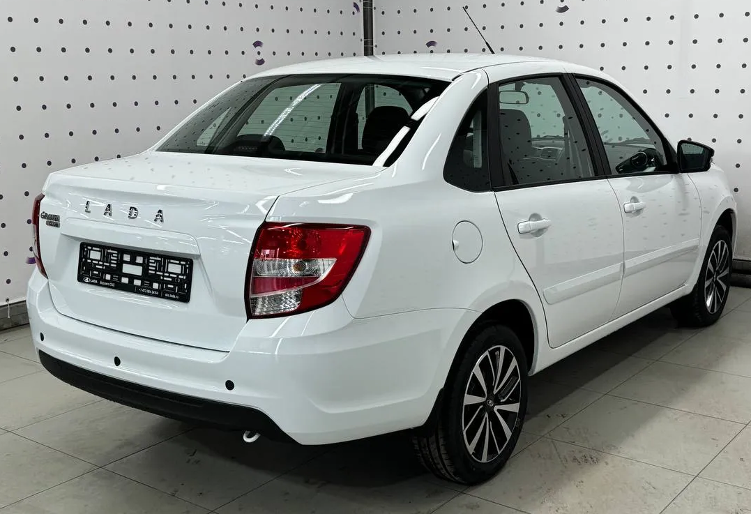 Аренда lada granta эконом класса 2025 года в городе Москва Площадь Ленина от 2500 руб./сутки, передний привод, двигатель: бензин, объем 1.6 литров, каско (Мультидрайв), ОСАГО (Мультидрайв), без водителя, недорого, вид 4 - RentRide