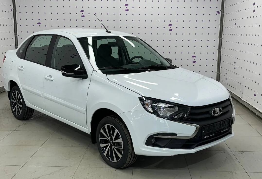 Аренда lada granta эконом класса 2025 года в городе Москва Площадь Ленина от 2500 руб./сутки, передний привод, двигатель: бензин, объем 1.6 литров, каско (Мультидрайв), ОСАГО (Мультидрайв), без водителя, недорого, вид 3 - RentRide