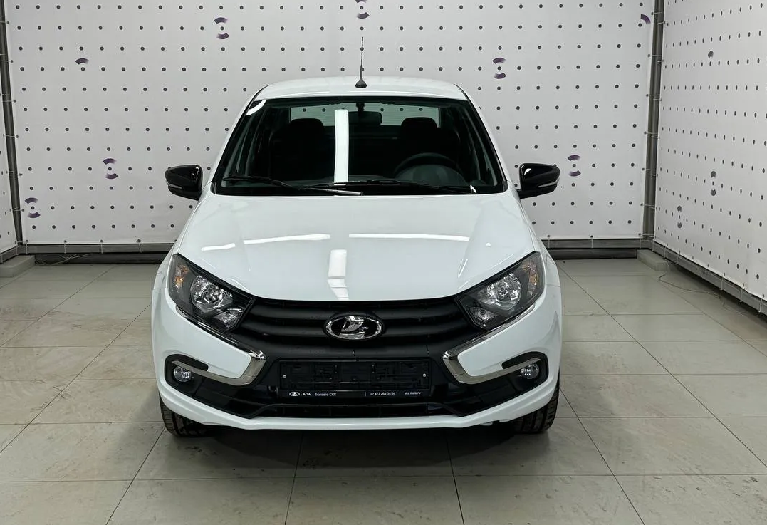 Аренда lada granta эконом класса 2025 года в городе Москва Площадь Ленина от 2500 руб./сутки, передний привод, двигатель: бензин, объем 1.6 литров, каско (Мультидрайв), ОСАГО (Мультидрайв), без водителя, недорого - RentRide