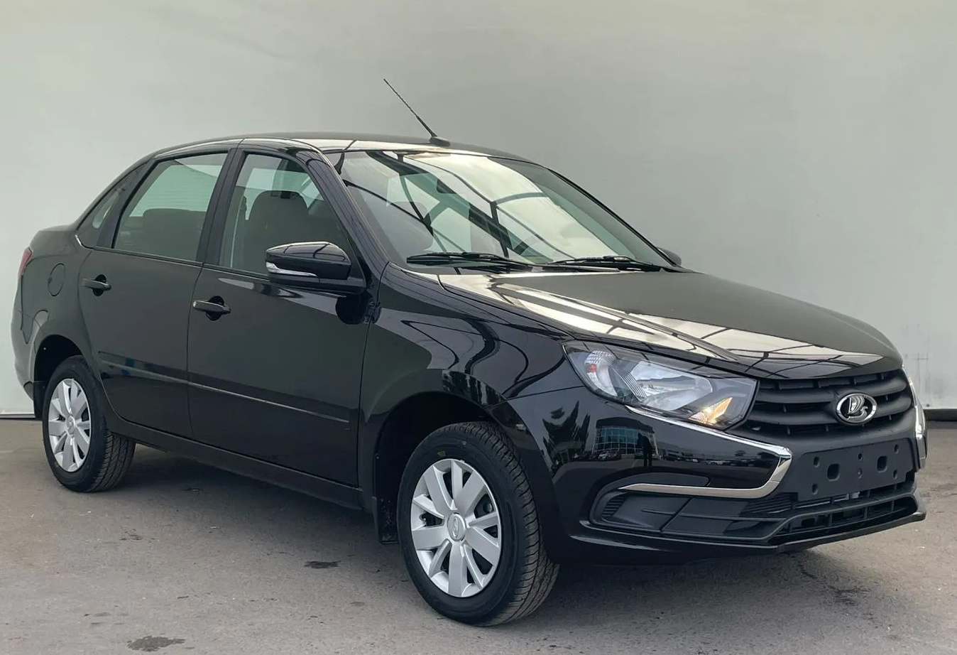 Аренда lada granta эконом класса 2025 года в городе Москва Площадь Ленина от 2500 руб./сутки, передний привод, двигатель: бензин, объем 1.6 литров, каско (Мультидрайв), ОСАГО (Мультидрайв), без водителя, недорого, вид 2 - RentRide