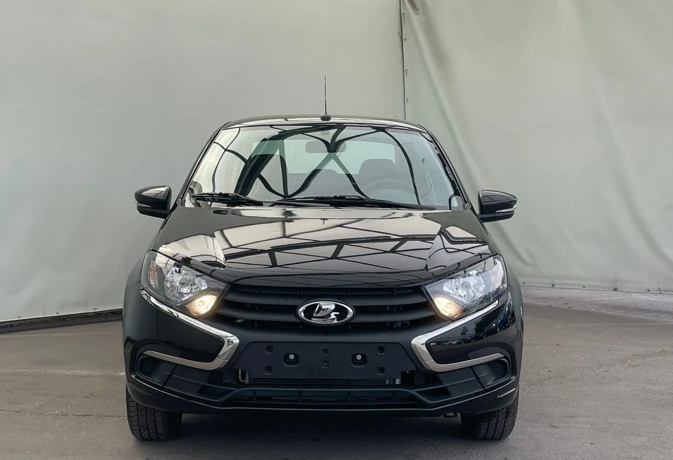 Аренда lada granta эконом класса 2025 года в городе Москва Площадь Ленина от 2500 руб./сутки, передний привод, двигатель: бензин, объем 1.6 литров, каско (Мультидрайв), ОСАГО (Мультидрайв), без водителя, недорого - RentRide