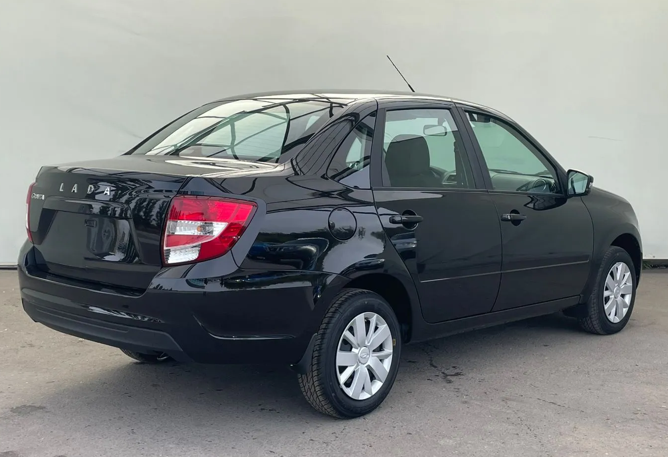 Аренда lada granta эконом класса 2025 года в городе Москва Площадь Ленина от 2500 руб./сутки, передний привод, двигатель: бензин, объем 1.6 литров, каско (Мультидрайв), ОСАГО (Мультидрайв), без водителя, недорого, вид 4 - RentRide