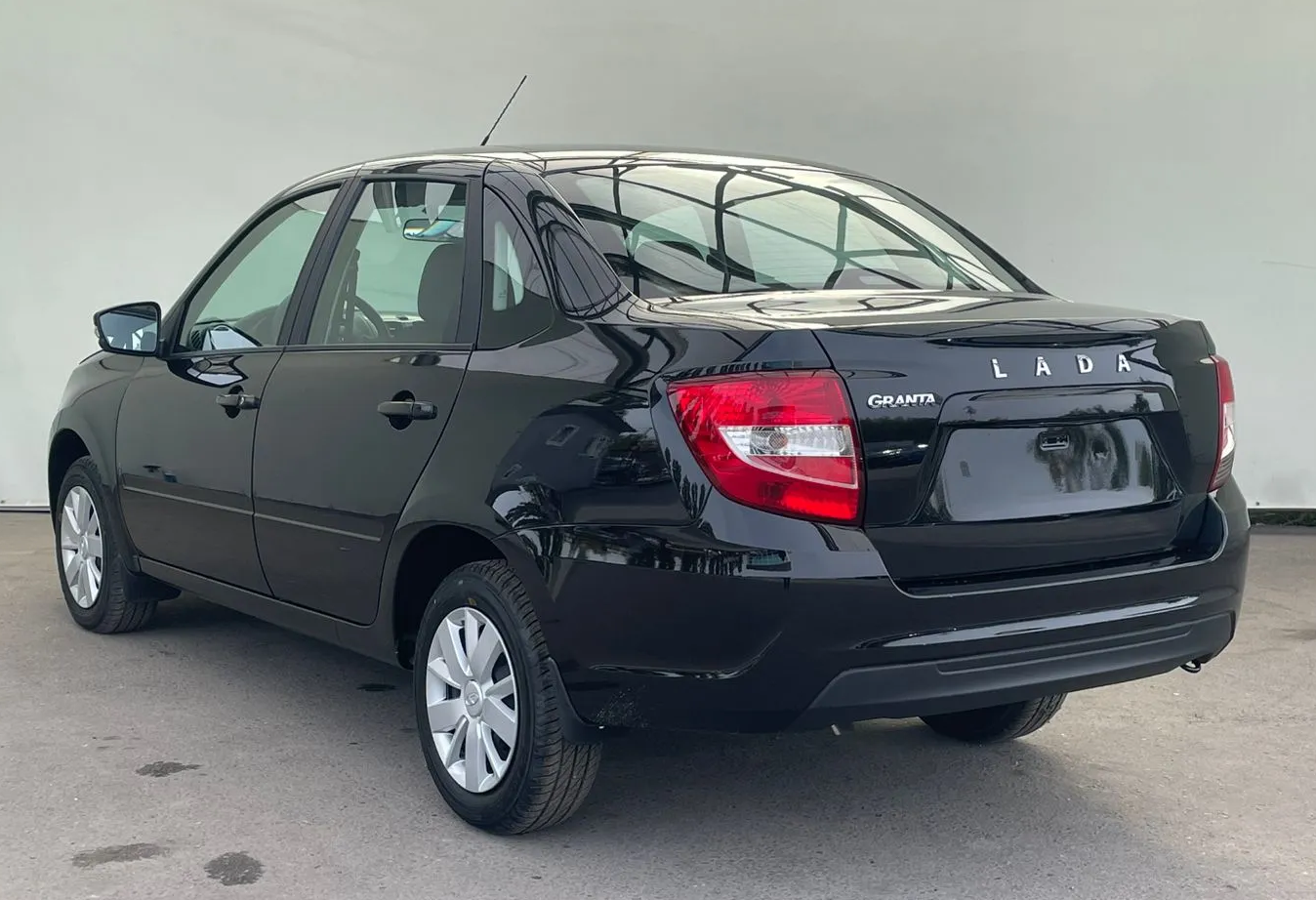 Аренда lada granta эконом класса 2025 года в городе Москва Площадь Ленина от 2500 руб./сутки, передний привод, двигатель: бензин, объем 1.6 литров, каско (Мультидрайв), ОСАГО (Мультидрайв), без водителя, недорого, вид 5 - RentRide
