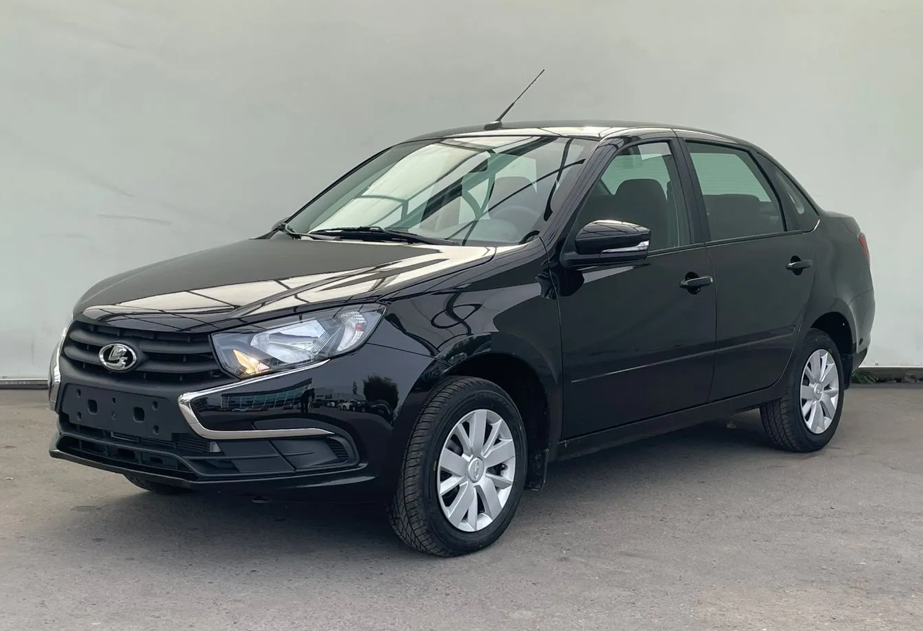 Аренда lada granta эконом класса 2025 года в городе Москва Площадь Ленина от 2500 руб./сутки, передний привод, двигатель: бензин, объем 1.6 литров, каско (Мультидрайв), ОСАГО (Мультидрайв), без водителя, недорого, вид 3 - RentRide