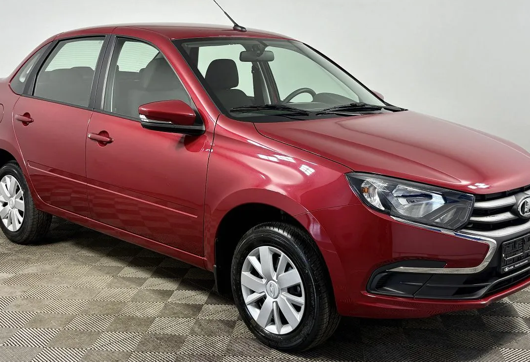 Аренда lada granta эконом класса 2020 года в городе Москва Площадь Ленина от 2700 руб./сутки, передний привод, двигатель: бензин, объем 1.6 литров, каско (Мультидрайв), ОСАГО (Мультидрайв), без водителя, недорого, вид 2 - RentRide