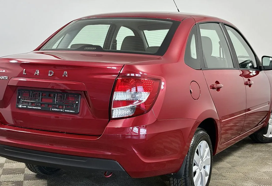 Аренда lada granta эконом класса 2020 года в городе Москва Площадь Ленина от 2700 руб./сутки, передний привод, двигатель: бензин, объем 1.6 литров, каско (Мультидрайв), ОСАГО (Мультидрайв), без водителя, недорого, вид 3 - RentRide