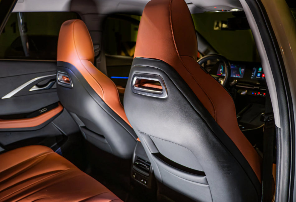 Аренда omoda c5 стандарт класса 2023 года в городе Москва Нахимовский проспект от 3300 руб./сутки, передний привод, двигатель: бензин, объем 1.5 литров, ОСАГО (Мультидрайв), без водителя, недорого, вид 9 - RentRide