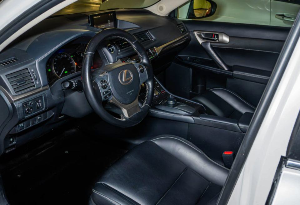 Аренда lexus ct бизнес класса 2018 года в городе Москва Нахимовский проспект от 5400 руб./сутки, передний привод, двигатель: гибрид, объем 1.8 литров, без водителя, недорого, вид 5 - RentRide