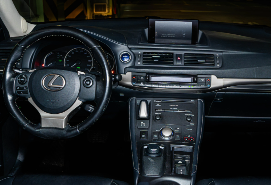 Аренда lexus ct бизнес класса 2018 года в городе Москва Нахимовский проспект от 5400 руб./сутки, передний привод, двигатель: гибрид, объем 1.8 литров, без водителя, недорого, вид 4 - RentRide