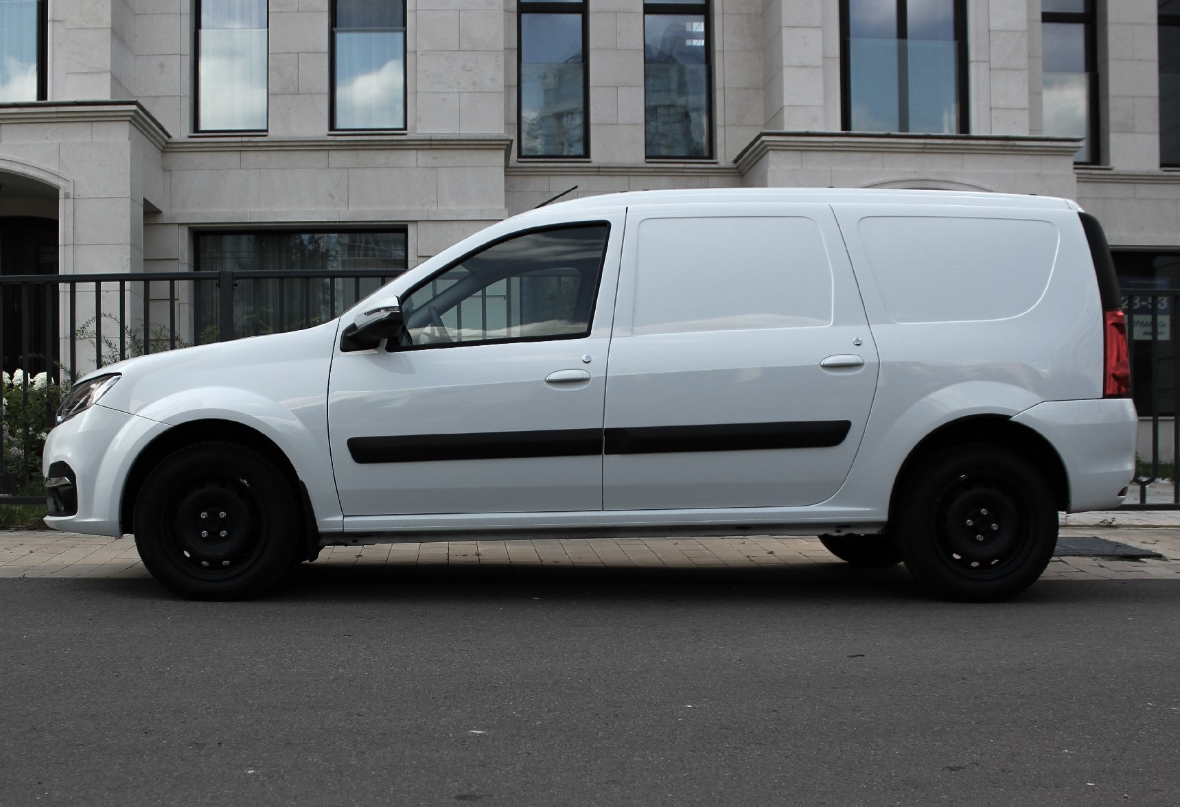 Аренда lada largus-furgon эконом класса 2025 года в городе Москва Славянский бульвар от 2500 руб./сутки, передний привод, двигатель: бензин, объем 1.6 литров, каско (Мультидрайв), ОСАГО (Мультидрайв), без водителя, недорого, вид 2 - RentRide