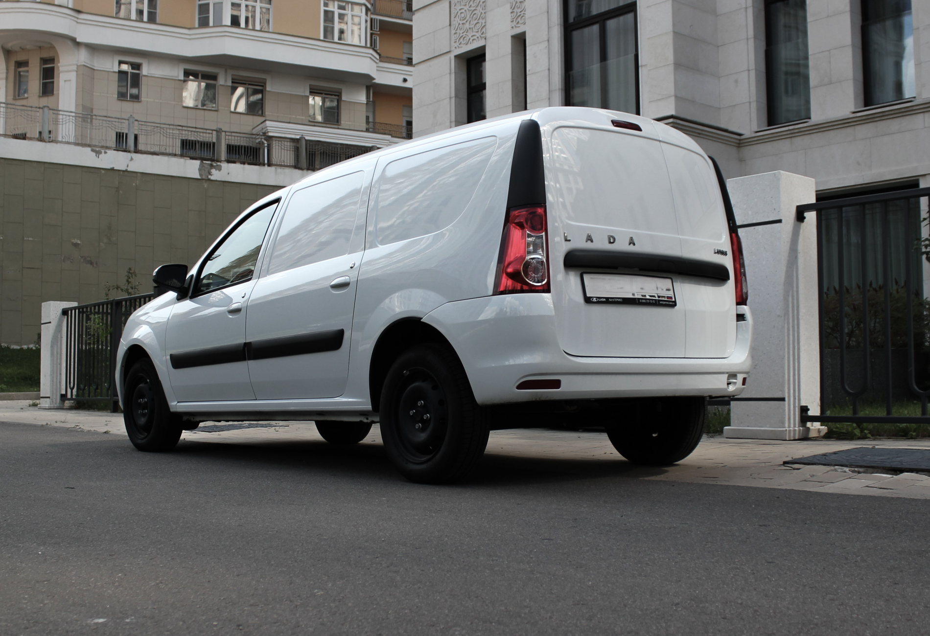 Аренда lada largus-furgon эконом класса 2025 года в городе Москва Славянский бульвар от 2500 руб./сутки, передний привод, двигатель: бензин, объем 1.6 литров, каско (Мультидрайв), ОСАГО (Мультидрайв), без водителя, недорого, вид 3 - RentRide