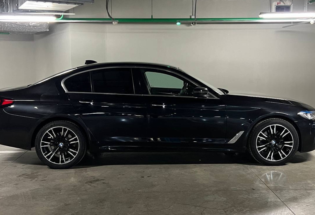 Аренда bmw 5-serii бизнес класса 2018 года в городе Москва Нагорная от 9990 руб./сутки, задний привод, двигатель: дизель, объем 2 литра, ОСАГО (Впишу в полис), без водителя, недорого, вид 3 - RentRide