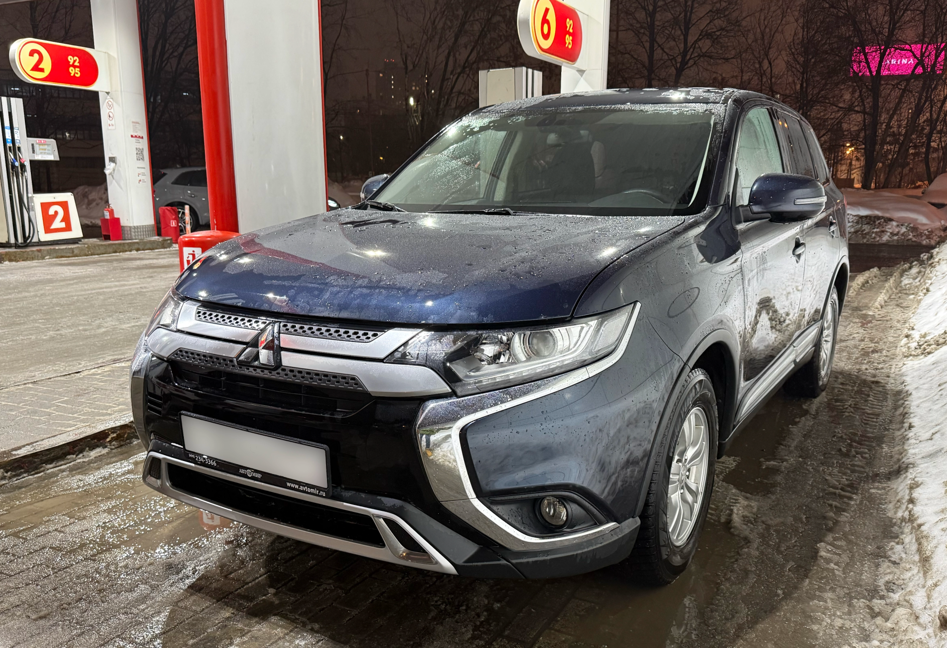 Аренда mitsubishi outlander комфорт класса 2018 года в городе Москва Войковская от 3200 руб./сутки, полный привод, двигатель: бензин, объем 2 литра, ОСАГО (Мультидрайв), без водителя, недорого - RentRide