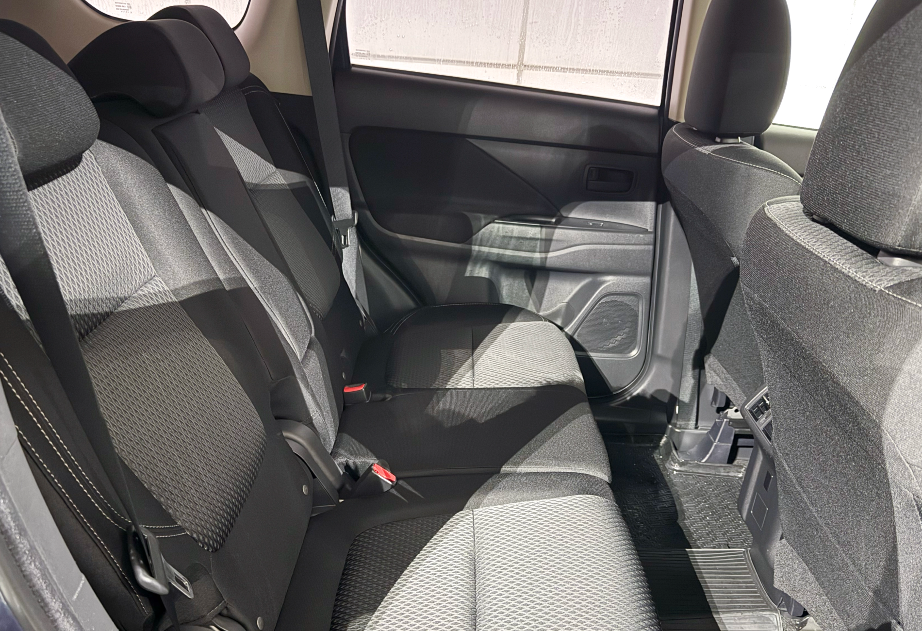 Аренда mitsubishi outlander комфорт класса 2018 года в городе Москва Войковская от 3200 руб./сутки, полный привод, двигатель: бензин, объем 2 литра, ОСАГО (Мультидрайв), без водителя, недорого, вид 3 - RentRide