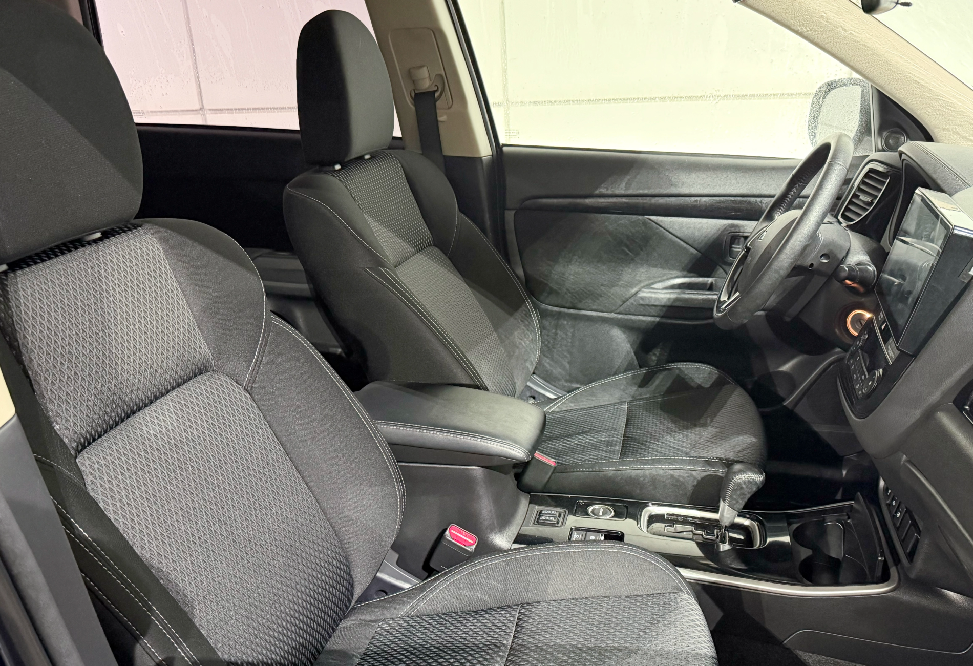 Аренда mitsubishi outlander комфорт класса 2018 года в городе Москва Войковская от 3200 руб./сутки, полный привод, двигатель: бензин, объем 2 литра, ОСАГО (Мультидрайв), без водителя, недорого, вид 2 - RentRide